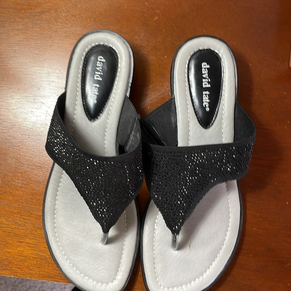 EUC DAVID TATE THONG STYLE SANDALS SPARKLY BLACK 1.5 inch heel 8.5W. Cushioned
